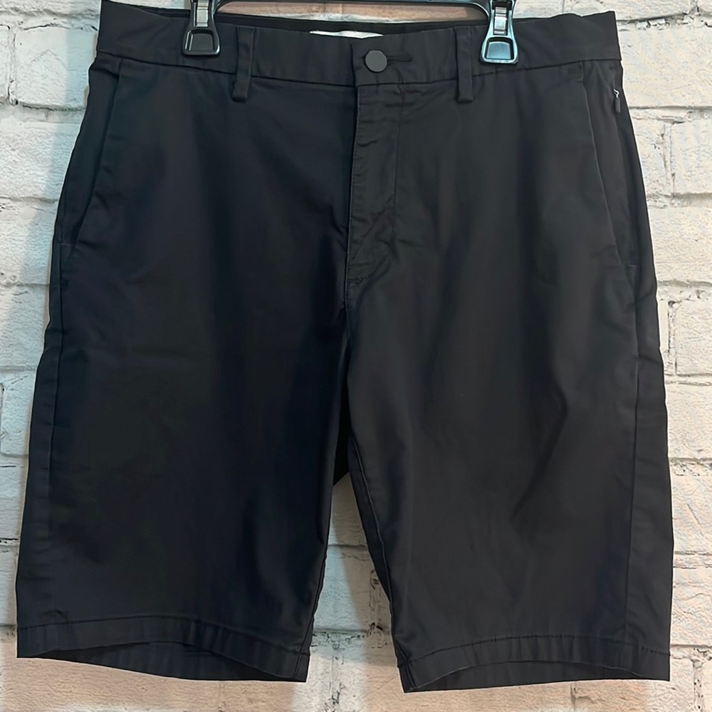 Old Navy Men’s Black Ultimate Tech Slim Shorts  size 30; 9in Length